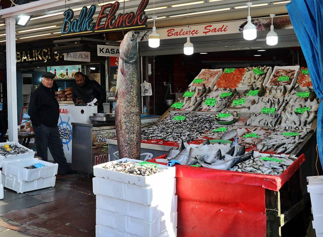 Denizi olmayan o kentte yakalanan dev balık şaşırttı! Fotoğraf çektirmek için sıraya girdiler 3